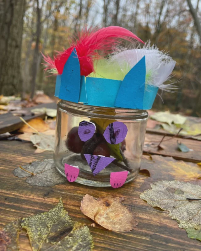 Ein "Glücksglas" voller Waldmomente.
Die hübschen Eulen wurden in der letzten Spielgruppenstunde vor der kleinen Winterpause gebastelt. Und dürfen gefüllt werden mit ganz vielen Waldmomenten. 
Voll gepackt mit vielen schönen Waldstunden freuen wir uns nun auf alle, die 2025 mit uns wieder ins Waldjahr starten!

Die ersten Termine findet ihr schon auf unserer Seite waskata.de

🌟🙏💚🥰

#Waldspielgruppe 
#waldkind
#glücksmomente
#elternkindkurse
#Schaukeln
#Hängematte
#spielen
#bauwagen
#draußen
#naturverbunden
