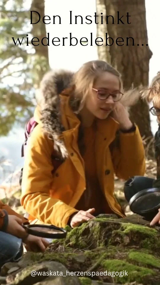 🦊👇
Stellt euch vor, jedes Kind wüsste über die Wiesel in seinem Garten Bescheid -wo sie schlafen, wann sie sktiv sind, wo sie ihre Nahrung herbekommen? 
Kinder können wissen, wo die Füchse am Rande der Stadt nach Nahrung suchen, wie sie des Nachts unter der Terasse Mäuse jagen oder welche Spuren sie auf den Gartenwegen hinterlassen. 
Sie können etwas über die Rehe in den Grünstreifen lernen, wo man sie in jeder Jahreszeit aufspüren kann, können herausfinden, welche Rosen sie gerne fressen und wo sie ihre Tagesbetten haben. Stellt euch vor, kinder würden einzelne Tiere an ihren Fellzeichnungen oder Spuren erkennen. All das ist möglich und noch viel mehr. Kinder können direkte Beziehungen mit ihren Tierfreunden aufbauen und dadurch auch weitere tiefe, lebendige Beziehungen leben.
Was wartet da draußen für eine spannende Welt und wie wichtig ist es, dass wir alle den Zugang dazu nicht verlieren.

#mitallensinnen
#Fährten
#lebendig
#wildewelt
#draußen
#naturverbunden
#waskata_herzenspaedagogik 
#waldmensch
#waldkinder
