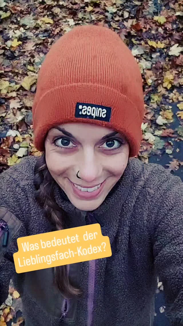 LieblingsfachKodex? Was ist das?
Bei diesem Kodex, der das Lieblingsfach-Siegel ziert geht es um die Haltung. Um das WARUM. 

"Wir alle sind Lehrer...
Aber ich will das Lernen nicht verlernen! 
Ich betrachte mich als Schüler des Lebens. 
Dies lässt mich neugierig bleiben und gibt mir Leichtigkeit zurück. 
Die Leichtigkeit, nicht schon vorher wissen zu müssen, wie alles funktioniert...
Ich lebe, was ich lehre 
Und liebe, was ich tue.
Ich respektiere die Würde und Persönlichkeit eines jeden Menschen.
Ich glaube an die Liebe und den Frieden und gebe täglich mein Bestes, dies in die Welt zu bringen."

Der lieblingsfach-Kodex geht noch ein bisschen weiter und gleicht einem Versprechen, für sich selbst und die eigene Arbeit, die innere Haltung, die Lebenseinstellung.
Ich finde es essentiell, und BESONDERS in der Arbeit mit Menschen und anderen Wesen, mich immer wieder neu mit meinem WARUM, meiner Haltung zu verbinden.
Es muss von Herzen kommen, was auf Herzen wirken soll!

Hast du dein WARUM vor Augen?
@herzsache.jetzt

#lieblingsfach
#naturverbunden
#Ausrichtung
#Kompass
#Arbeit
#waldkinder
#draußen
#waldspielgruppe
#waskata_herzenspaedagogik